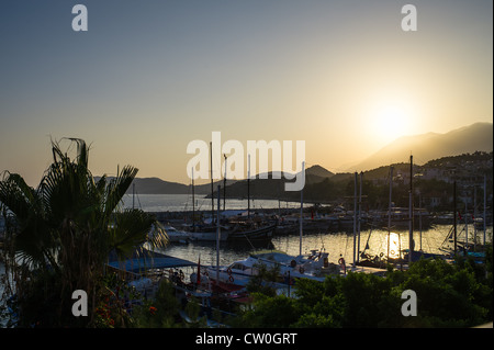 Yachten, Gulets und andere Boote am Hafen in Kas, Türkei Stockfoto