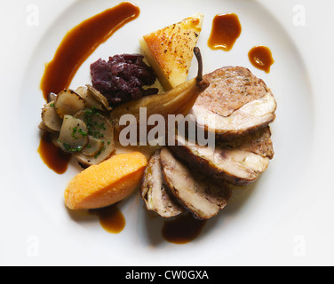 Teller mit gefülltes Schweinefilet mit Birne Stockfoto