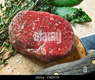 Nahaufnahme von Filetsteak auf Holzbrett Stockfoto