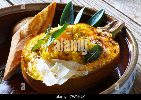 Teller mit Risotto gefüllte Kürbis Stockfoto