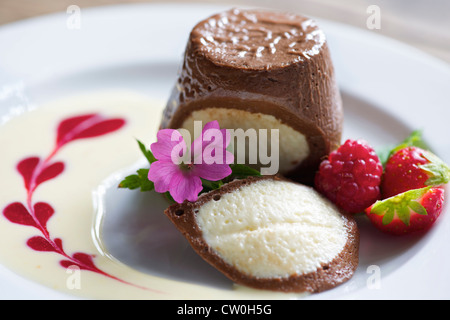 Teller mit Mousse au Chocolat orange Stockfoto