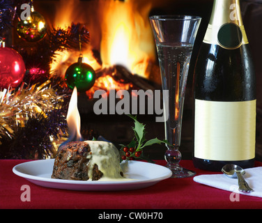 Teller mit flammenden Christmas pudding Stockfoto