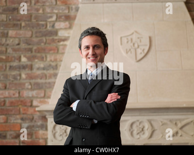 Geschäftsmann stand mit verschränkten Armen Stockfoto