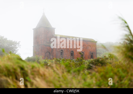 Alt-katholischen Kirche bedeckt in Wolken auf Bokor Hill Station (Bokor National Park) - Kampot Provinz, Kambodscha Stockfoto