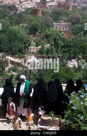 Menschen in der Dar Al Hajar Rock Palast im Wadi Dhahr, Jemen, West-Asien, Arabische Halbinsel. Stockfoto