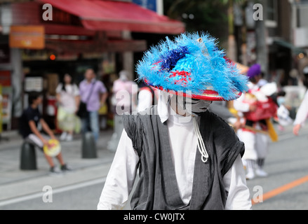 Tänzerin bei einer "Eisa" Veranstaltung in Naha, geht Okinawa zum nächsten Auftrittsort. Stockfoto