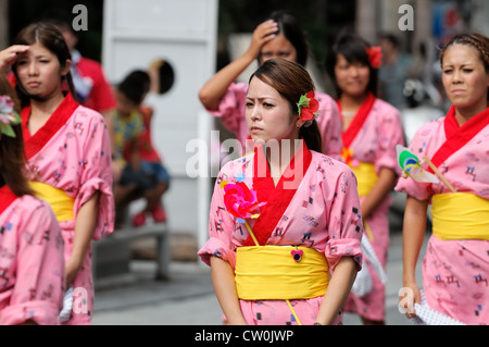 Junge Damen des „eisa“-Tanzteams gehen zum folgenden Veranstaltungsort. Stockfoto