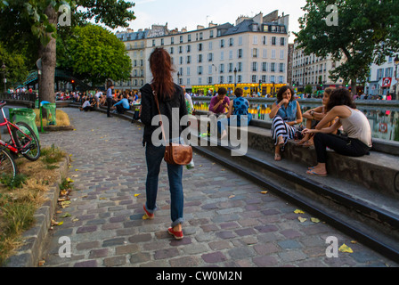 Paris, Frankreich, Frau, zu Fuß erreichbar, am Quay im Canal Saint Martin-Viertel, authentischer französischer Lebensstil, Sommerstraße Stockfoto