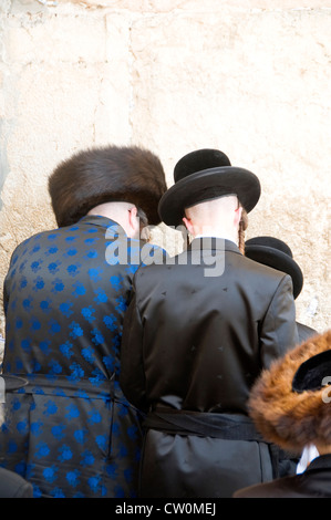 Chassidische chassidischen Juden tragen traditionelle Kleidung betet an der Klagemauer-Jerusalem-Israel-Palästina Stockfoto