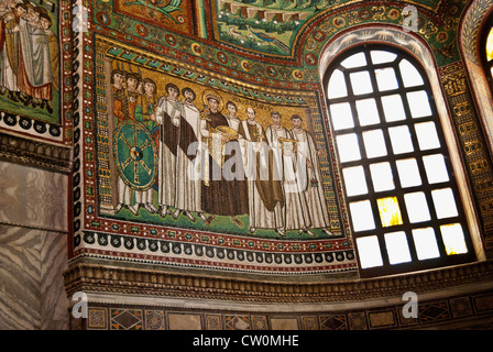 Die Basilika von San Vitale, das Mosaik von Kaiser Justinian und seines Gefolges, Ravenna, Italien Stockfoto