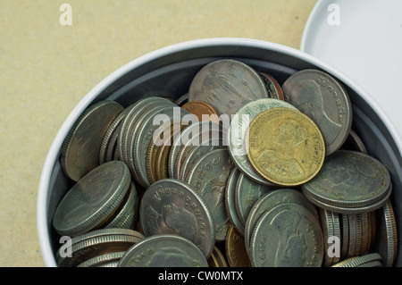 Gruppe von Baht Münzen auf Tisch Stockfoto