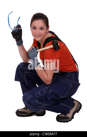 Porträt von weiblichen Handwerker mit Hammer und Schutzbrille Stockfoto