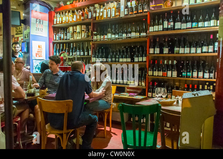 Paris, Frankreich, Junge Leute teilen ihre Mahlzeiten im französischen Wein Bistro Café Restaurant, 'Le Verre Volé', Canal Saint Martin im Inneren, in Paris Restaurants, Touristen frankreich Wein Stockfoto