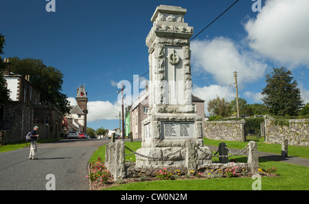 Wigtown, Schottlands National Bücherstadt, Kriegerdenkmal, Wanderer nehmen Fotos, Galloway, Schottland, UK Stockfoto