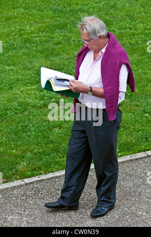 Draufsicht der Mann liest während Pflaster - Frankreich entlang. Stockfoto