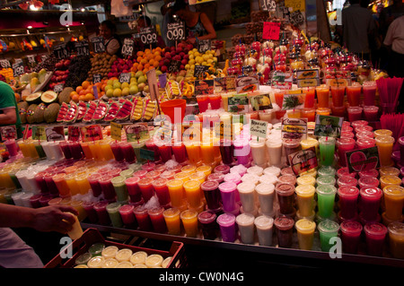 Auf den Ramblas in Barcelona, eine große Auswahl an frischem Obst und Säften stehen zur Verfügung. Stockfoto