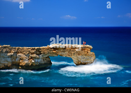 Die Kamara (= "Bogen") von Geropotamos, einer felsigen "Naturbrücke" in einem Gebiet auch bekannt als "blauen Höhlen", Rethymnon, Kreta, Griechenland Stockfoto