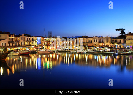 Der venezianische Hafen von Rethymno Altstadt rund um die "blaue" Stunde. Insel Kreta, Griechenland. Stockfoto