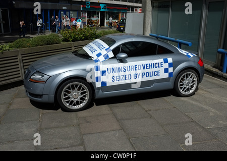 Nicht versichertes Fahrzeug von der Polizei beschlagnahmt, auf dem Display in der Victoria Street London Stockfoto