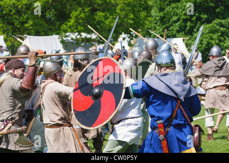 Historisches Reenactment der Anglo-Saxon und Viking Schlacht. St Albans, UK. Mai 2012 Stockfoto