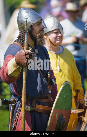 Mann in mittelalterlichen Kostümen Replik während Viking / angelsächsischen Reenactment. St Albans, UK. Mai 2012 Stockfoto