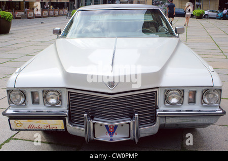 Weißen Cadillac V8 DeVille von 1972 Stockfoto