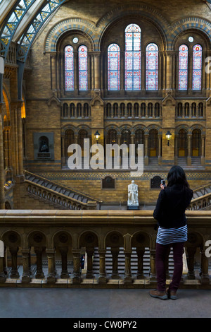 Tourist, ein Bild von der Charles-Darwin-Statue im Natural History Museum in London Stockfoto