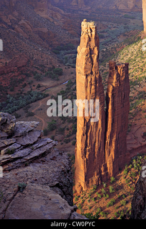 Vertikale Ausrichtung Blick auf Felsen Turmspitze in tiefe Schlucht Stockfoto