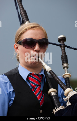 Erwachsene Frau spielt Dudelsack, Dundonald Highland Games, Ayrshire, Schottland, Großbritannien Stockfoto