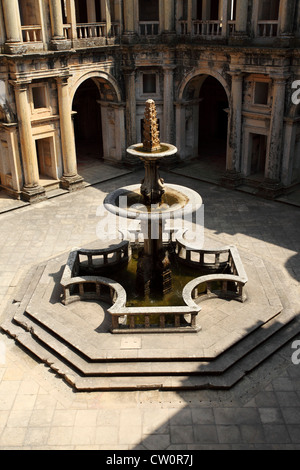 Brunnen in den wichtigsten Kreuzgang (König Joao III Kreuzgang) im Kloster von Christ in Tomar, Portugal. Stockfoto