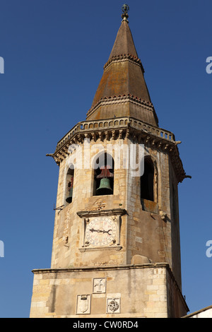 Der achteckige Glockenturm von der St John the Baptist Church in Tomar, Portugal. Stockfoto