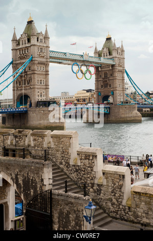 Tower Bridge mit olympischen Ringen vom Turm von London aus gesehen. England Großbritannien Stockfoto