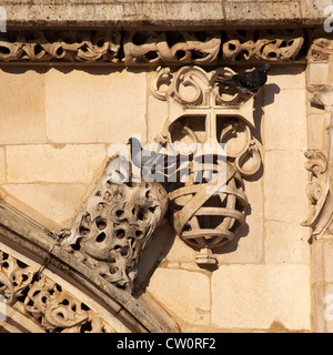 Tauben auf der manuelinischen Stil Tür des Hl. Johannes der Täufer-Kirche in Tomar, Portugal. Stockfoto