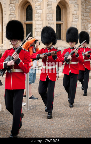 Königliche Schotten marschieren beim Wachwechsel. Tower of London UK Stockfoto