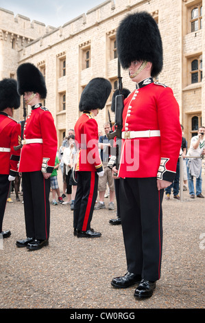 Royal Scots Guards kontrolliert durch ihren Vorgesetzten bei der Wachablösung. Tower of London UK Stockfoto