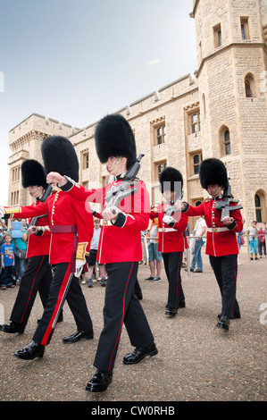 Royal Scots Guards marschieren vor dem Juwel-Haus bei der Wachablösung. Tower of London UK Stockfoto