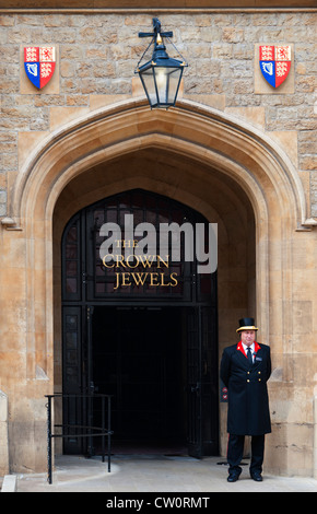 Entree zum Juwel-Haus auf dem Tower of London, wo die Kronjuwelen, auf dem Display aufbewahrt werden. London England UK Stockfoto