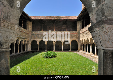 Kreuzgang der Kathedrale von Saint-Lizier in Midi-Pyrénées, Pyrenäen, Frankreich Stockfoto