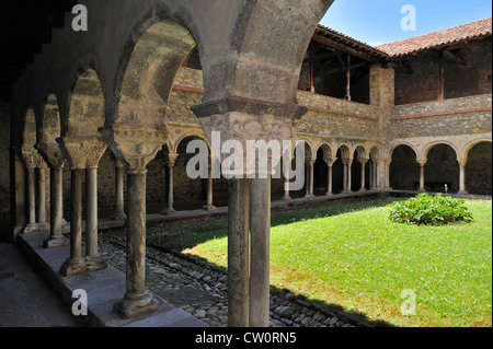 Kreuzgang der Kathedrale von Saint-Lizier in Midi-Pyrénées, Pyrenäen, Frankreich Stockfoto