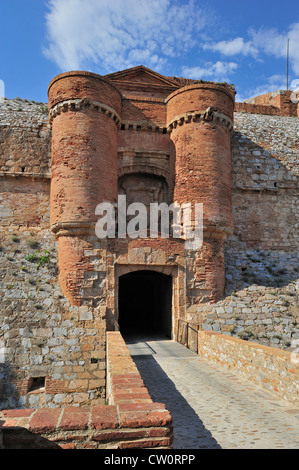 Eingangstor der katalanischen Festung Fort de Salses bei Salses-le-Château, Pyrenäen, Frankreich Stockfoto