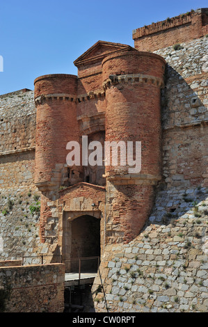 Eingangstor der katalanischen Festung Fort de Salses bei Salses-le-Château, Pyrenäen, Frankreich Stockfoto