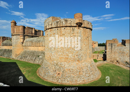 Graben und Stadtmauer von der katalanischen Festung Fort de Salses bei Salses-le-Château, Languedoc-Roussillon, Pyrenäen, Frankreich Stockfoto