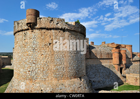 Graben und Stadtmauer von der katalanischen Festung Fort de Salses bei Salses-le-Château, Languedoc-Roussillon, Pyrenäen, Frankreich Stockfoto