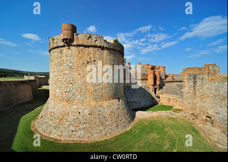 Graben und Stadtmauer von der katalanischen Festung Fort de Salses bei Salses-le-Château, Languedoc-Roussillon, Pyrenäen, Frankreich Stockfoto