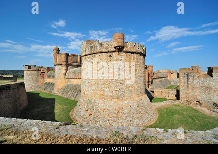 Graben und Stadtmauer von der katalanischen Festung Fort de Salses bei Salses-le-Château, Languedoc-Roussillon, Pyrenäen, Frankreich Stockfoto