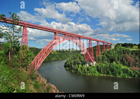 Garabit-Viadukt / Viaduc de Garabit, Eisenbahn arch Brücke über den Fluss Truyère in der Nähe von Ruynes En Margeride, Frankreich Stockfoto