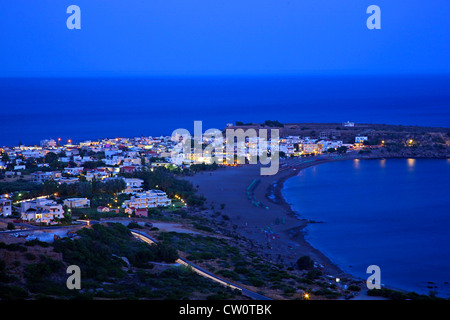 Nachtansicht von Paleochora Stadt im Süden der Präfektur Chania, Kreta, Griechenland Stockfoto