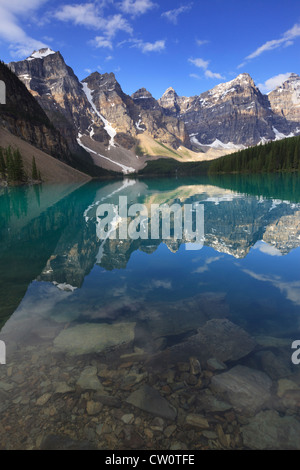 Alpine Reflexionen an Moraine Lake in Kanadische Rockies Stockfoto