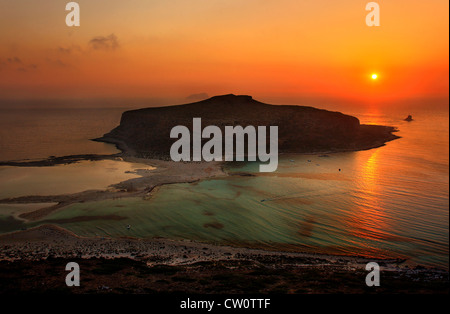 Sonnenuntergang am Strand von Balos (Gramvousa) auf der Norhwest-Küste von Kreta-Insel in Chania Präfektur, Griechenland. Stockfoto