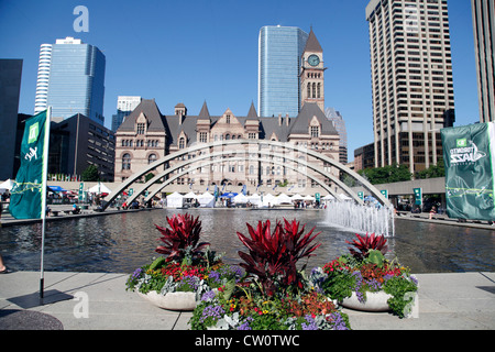 Juni 2012, Reflecting Pool am Nathan Phillips Square außerhalb von Toronto City Hall auf Queens Street West Toronto Stockfoto